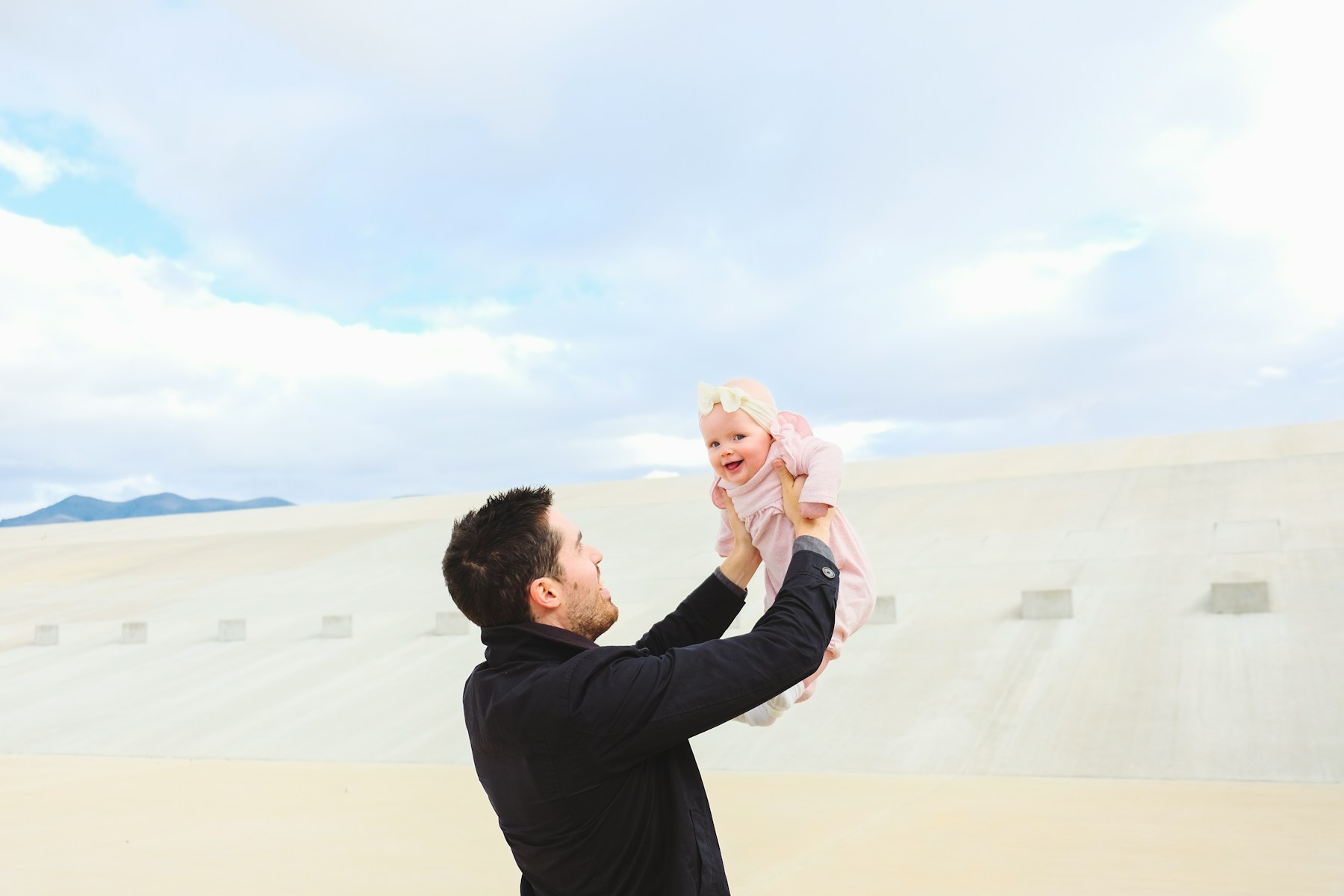 Un padre tiene in braccio la figlia