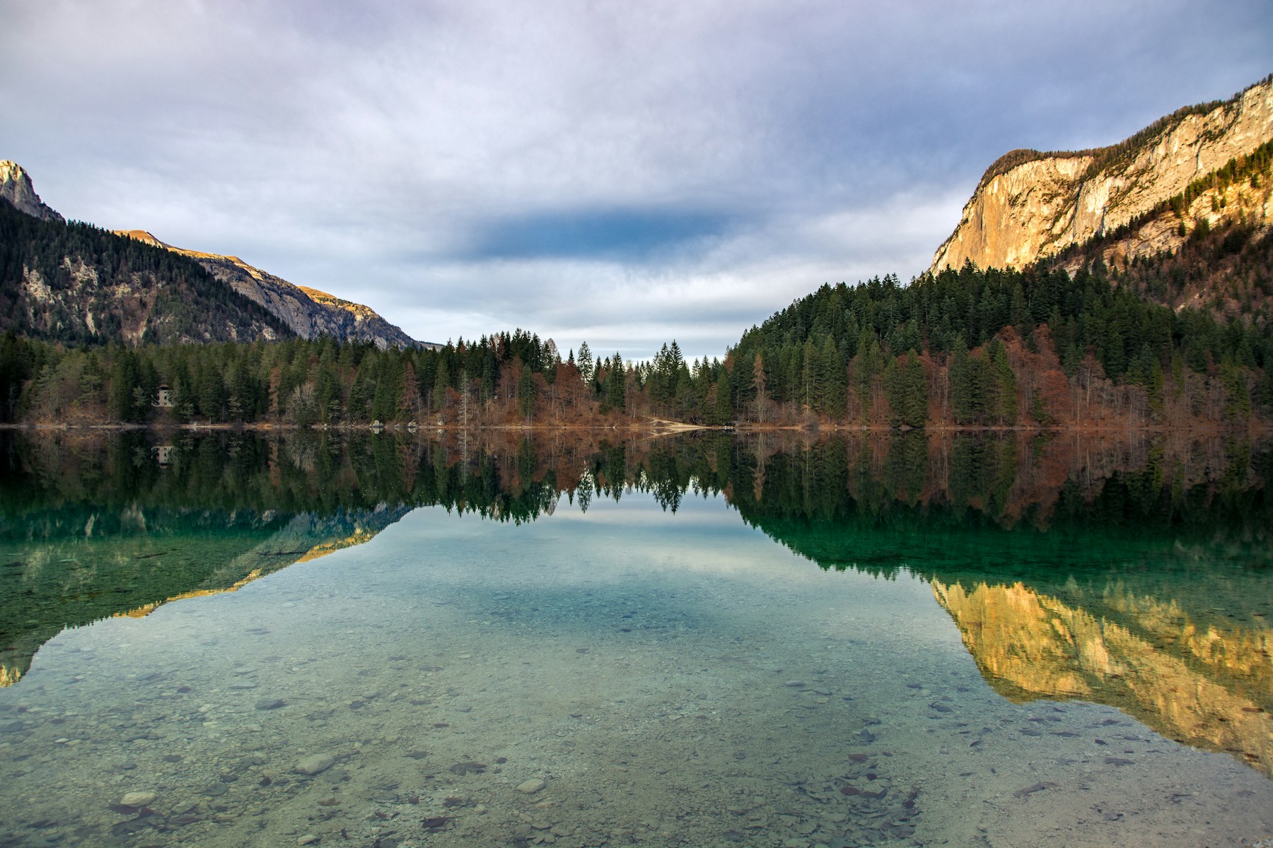 Il paesaggio si riflette sulla superficie di un lago