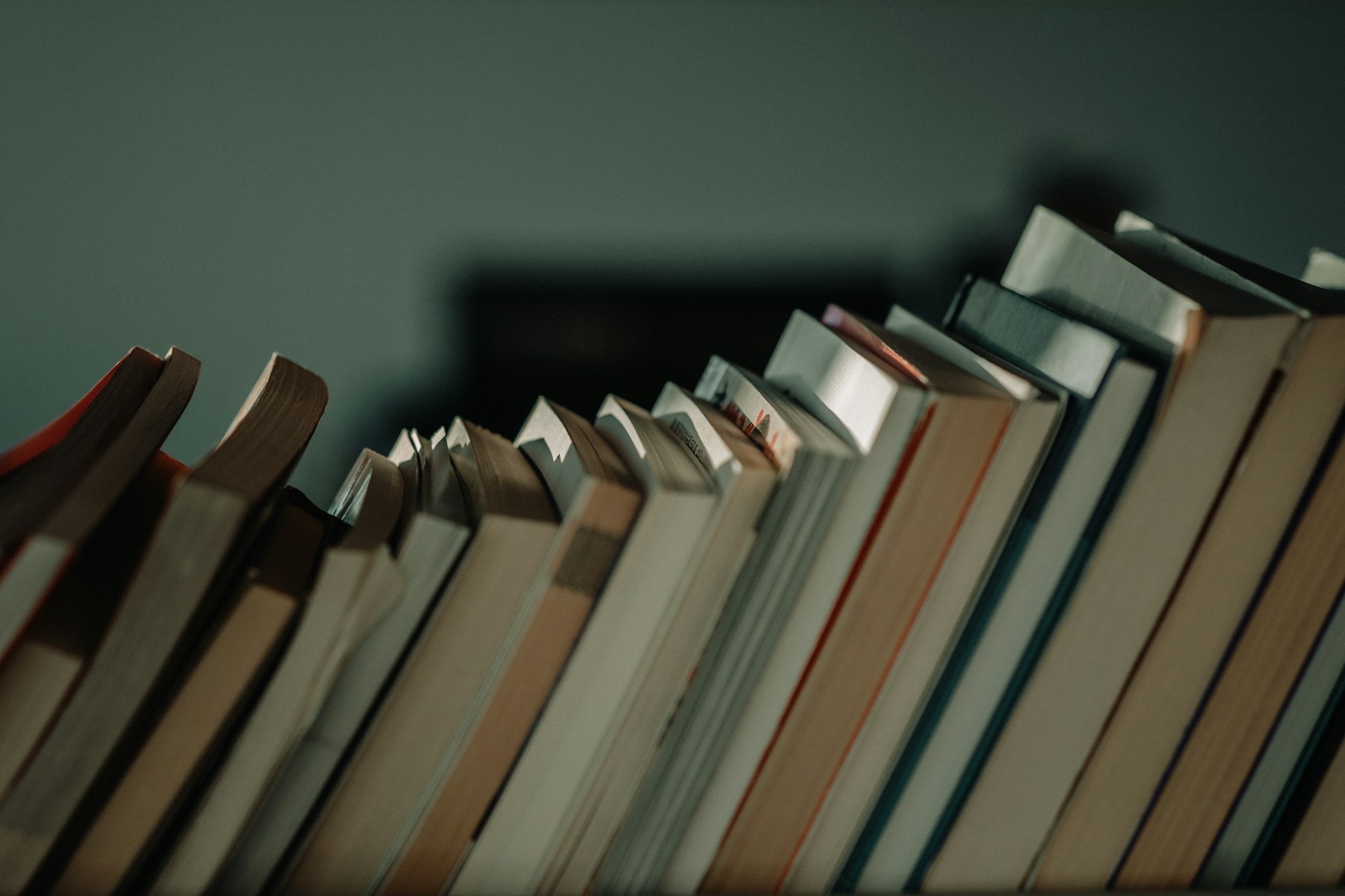 Libri disposti su uno scaffale illuminato