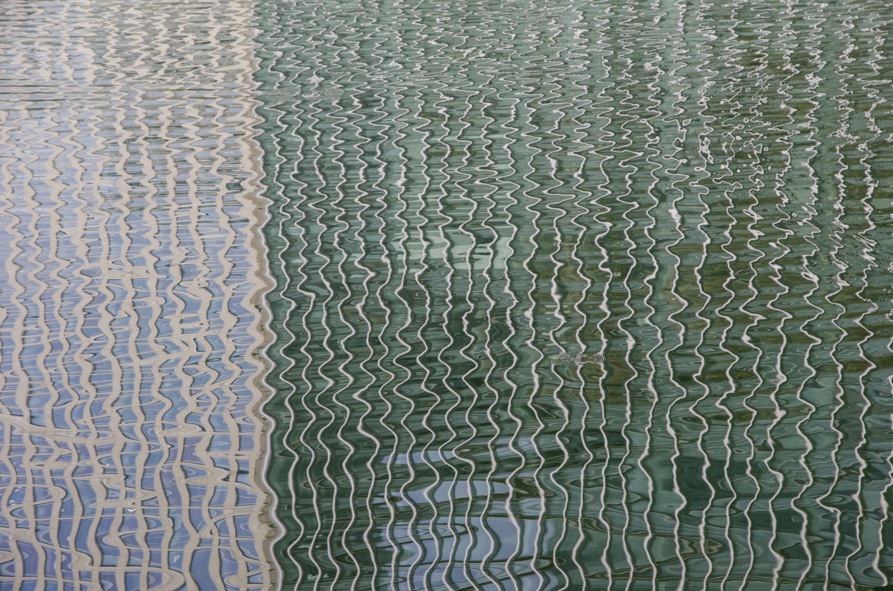 Riflessi frammentati sulla superficie dell’acqua